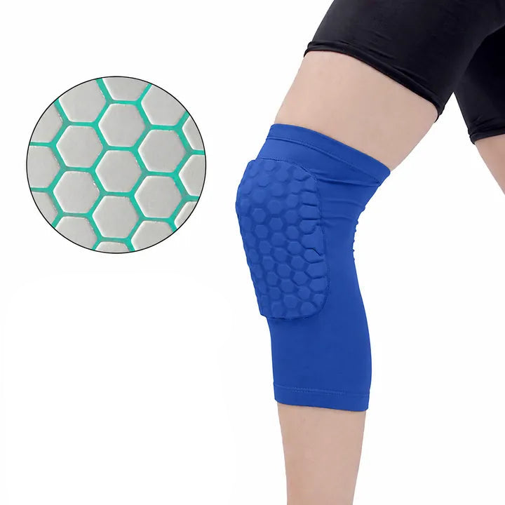 Genouillère de basket bleue portée avec rembourrage en nid d'abeille